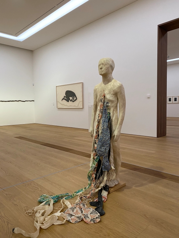 Left: Kiki Smith, Meat Head, 1992 © Kiki Smith, Courtesy Pace Gallery • Right: Kiki Smith, Untitled, 1992 © Kiki Smith, D.Daskalopoulos Collection
