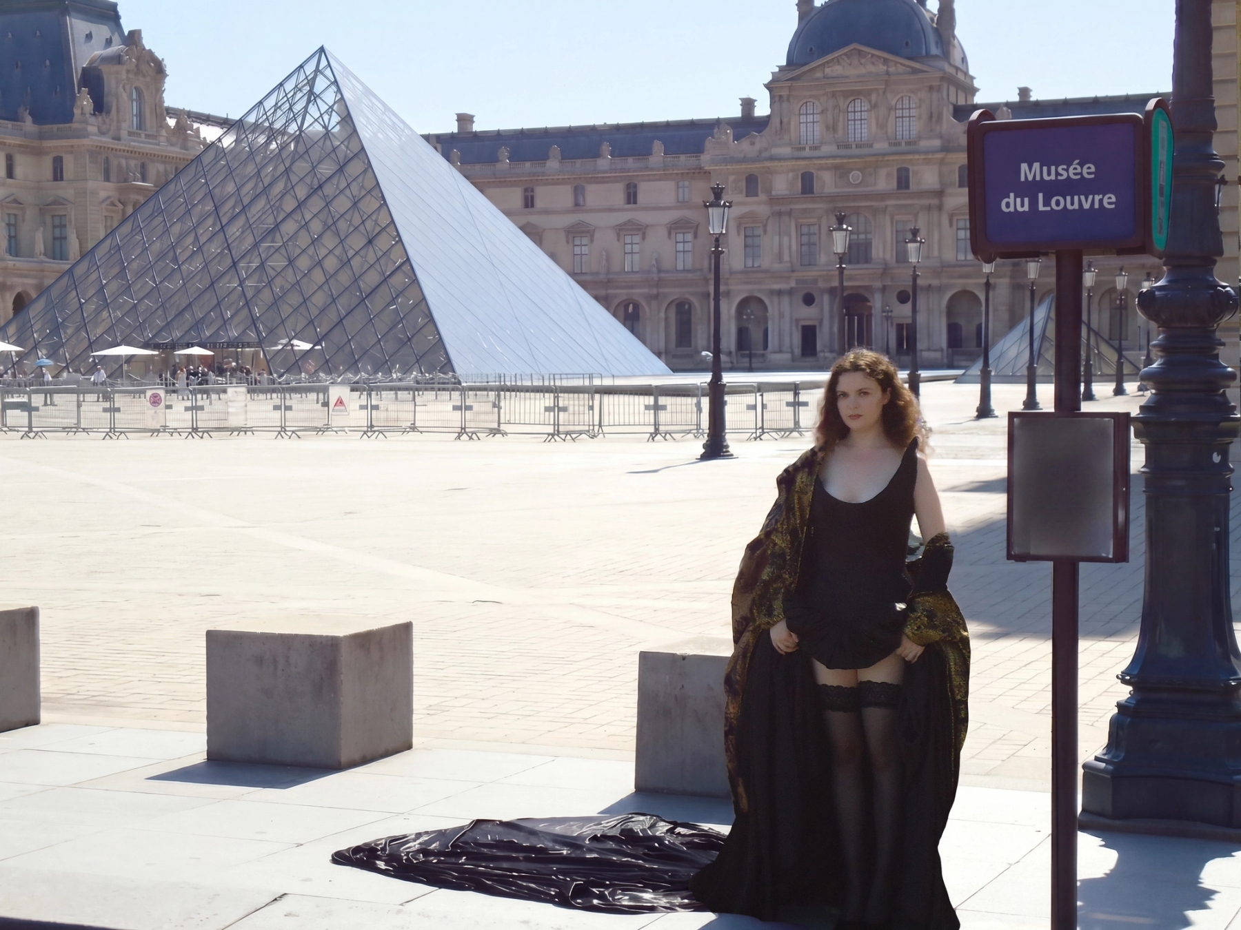 Dress Algieri Paris, Coat Akris, Shoes Jude, Stockings Stylist’s own 