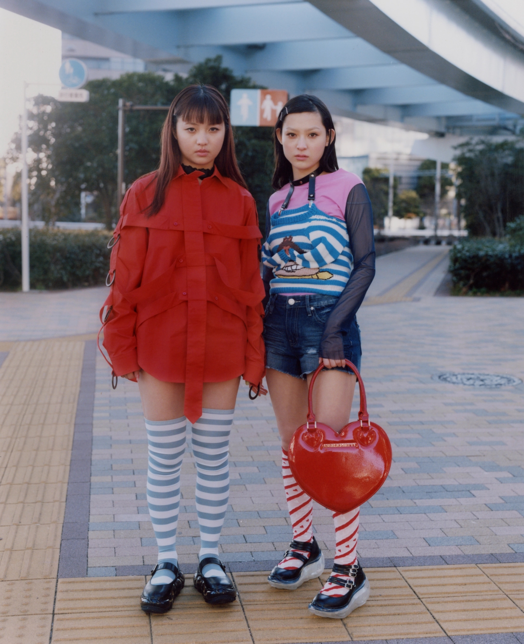 Reian wears shirt Soshiotsuki, black lace chocker Angelicpretty, shoes Mikiosakabe/ Yuri wears t-shirt Ans Dotsloevner, knit top and leather choker pillings, heart bag and border socks Angelicpretty, shoes JennyFax
