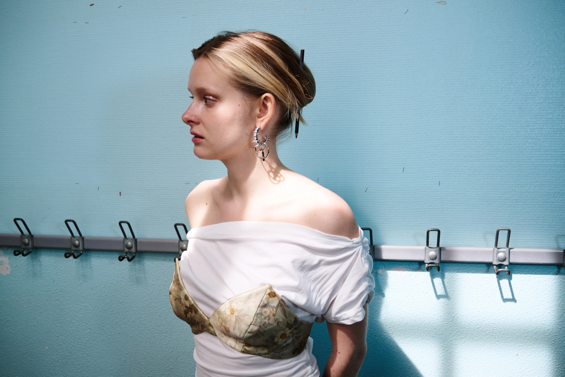 Top & Bra Timsto, Earrings Justine Clenquet