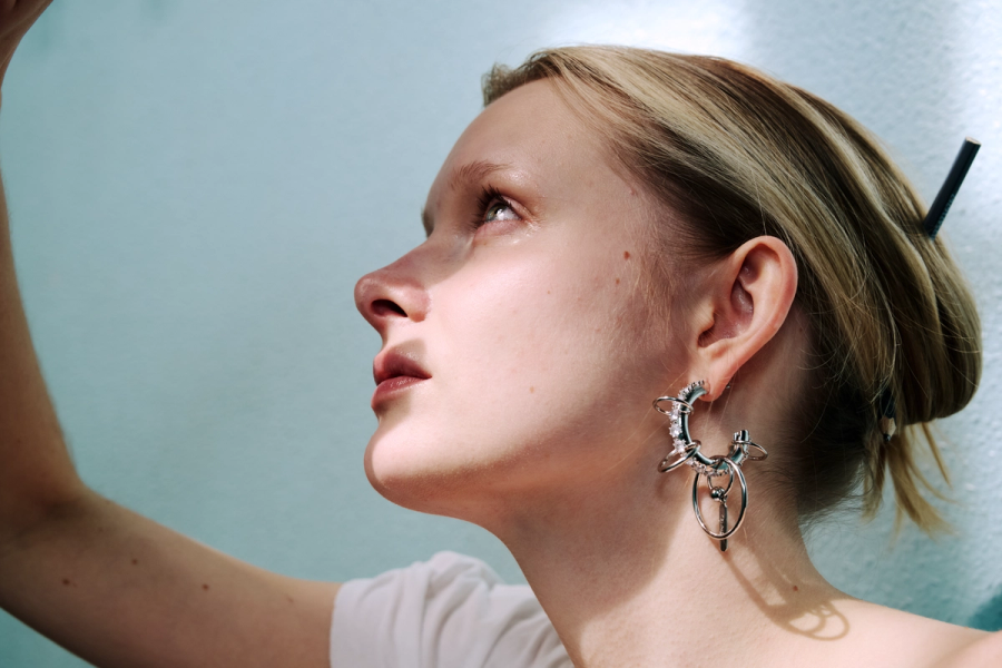 Top Timsto, Earrings Justine Clenquet

