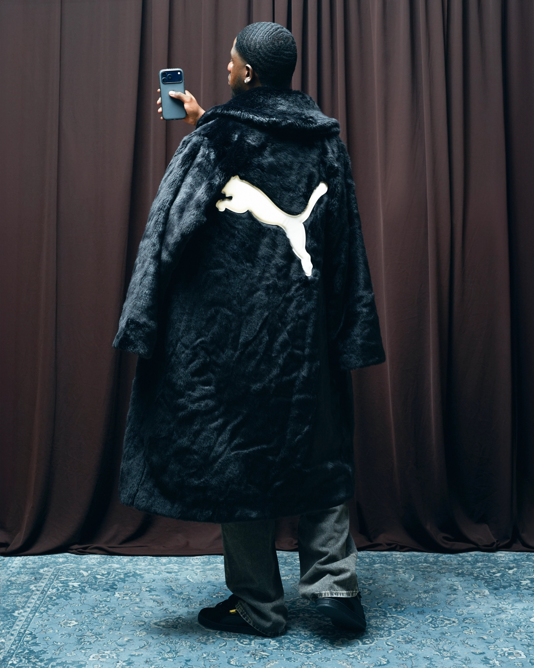Fur Coat & Shoes Puma, Tank Top stylist’s own, Jeans Weekday, Jewelry & Watch talent’s own