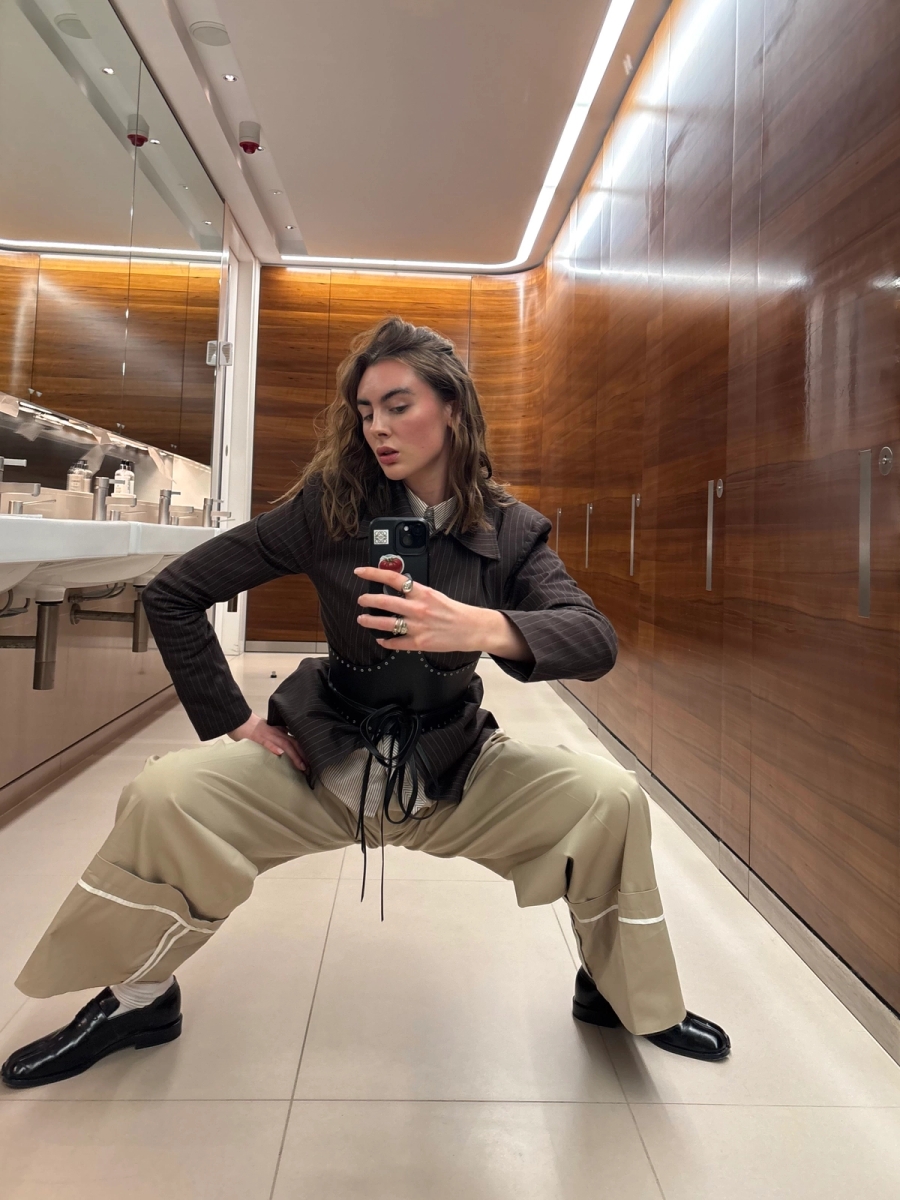 Blazer Remain Birger Christensen, Trousers Mango, Belt Iro Paris, Shoes Margiela | Shirt Asos, Blazer Weekday, Belt Vinted, Shoes Miista, Trousers Zara