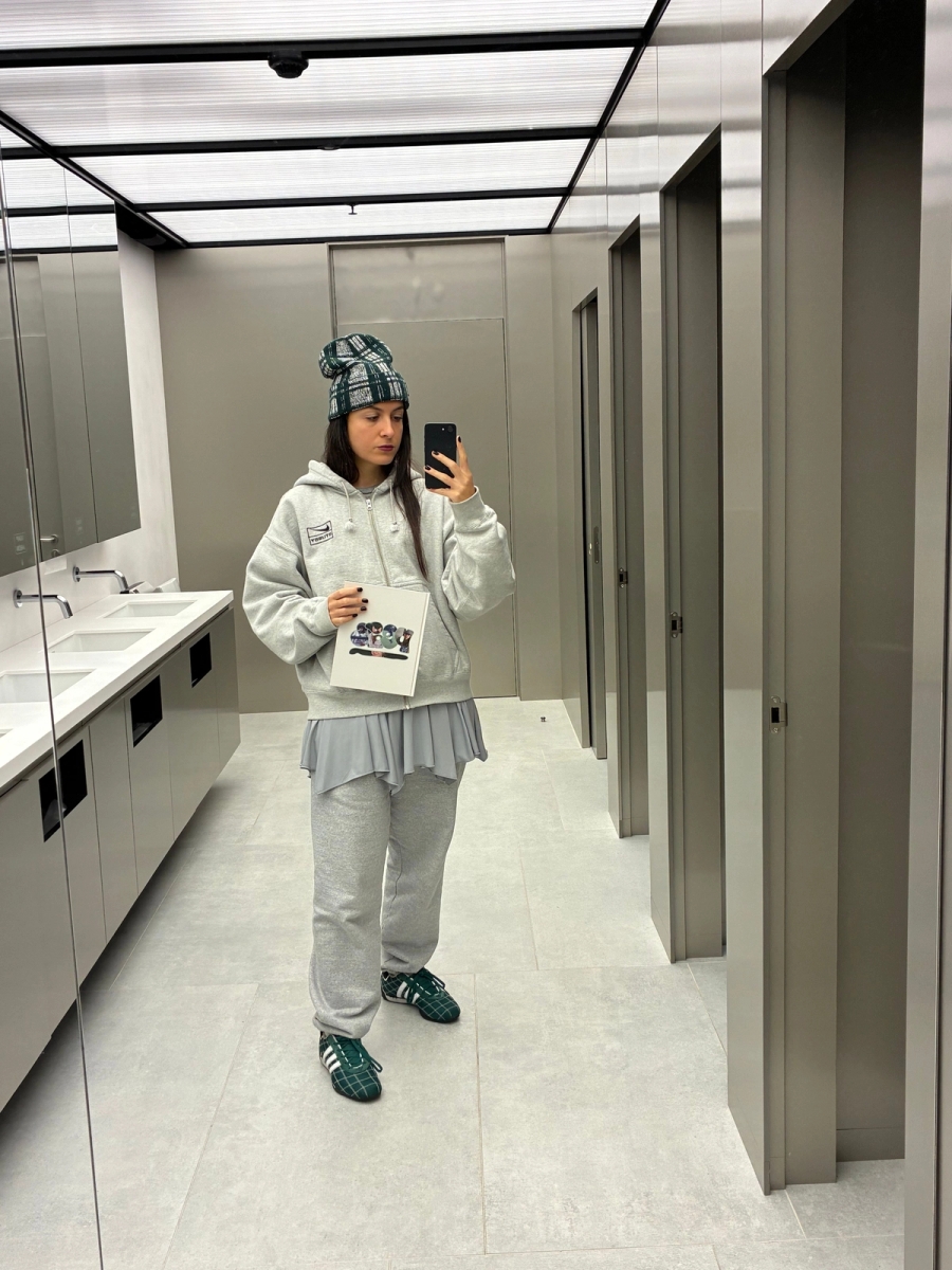 Hoodie Stussy x Nike, Dress Gimaguas , Trousers Stussy, Shoes Adidas, Hat F*cking Awesome | Book: Peas by Grégory Clavijo and Chus Antón