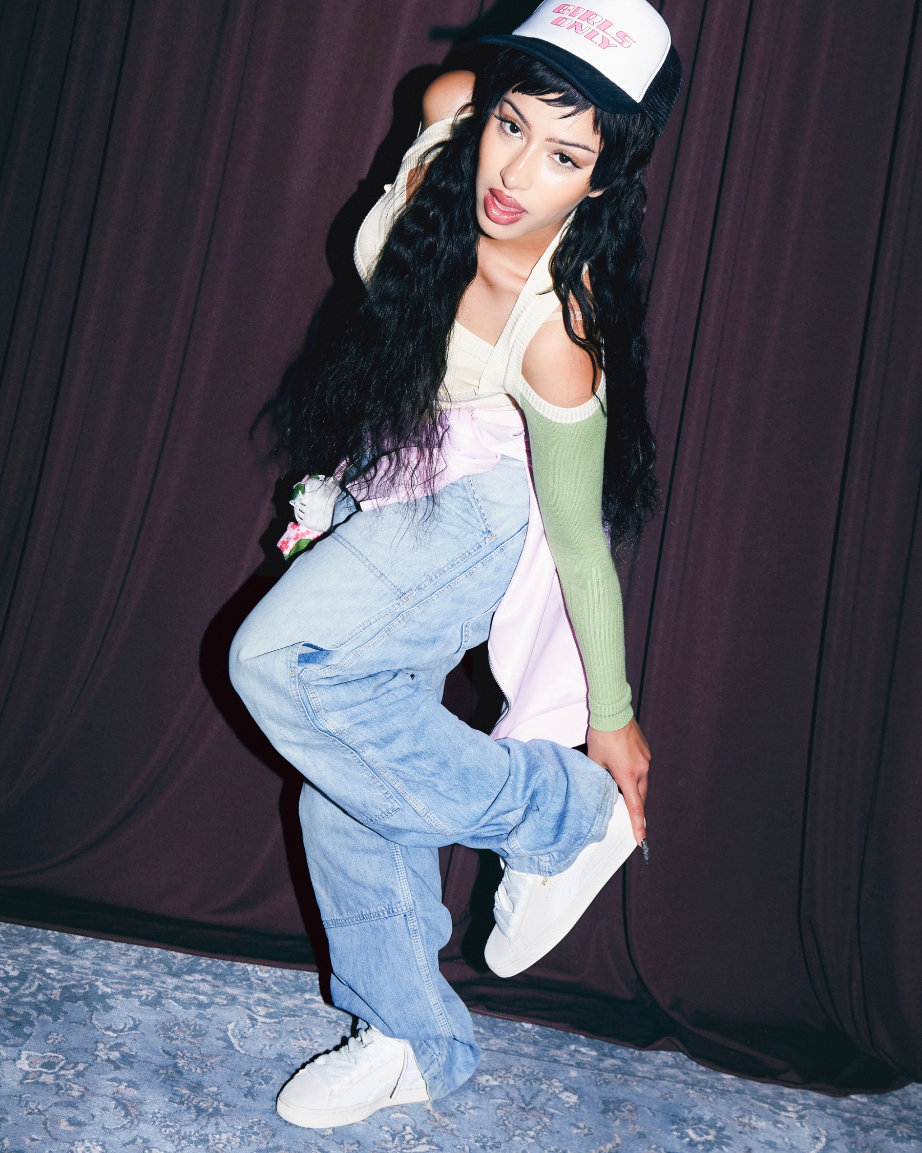Top Gimaguas, Jeans vintage, Hoodie wrapped around the waist & Shoes Puma, Cap Repper, Hello Kitty keychain talent’s own 