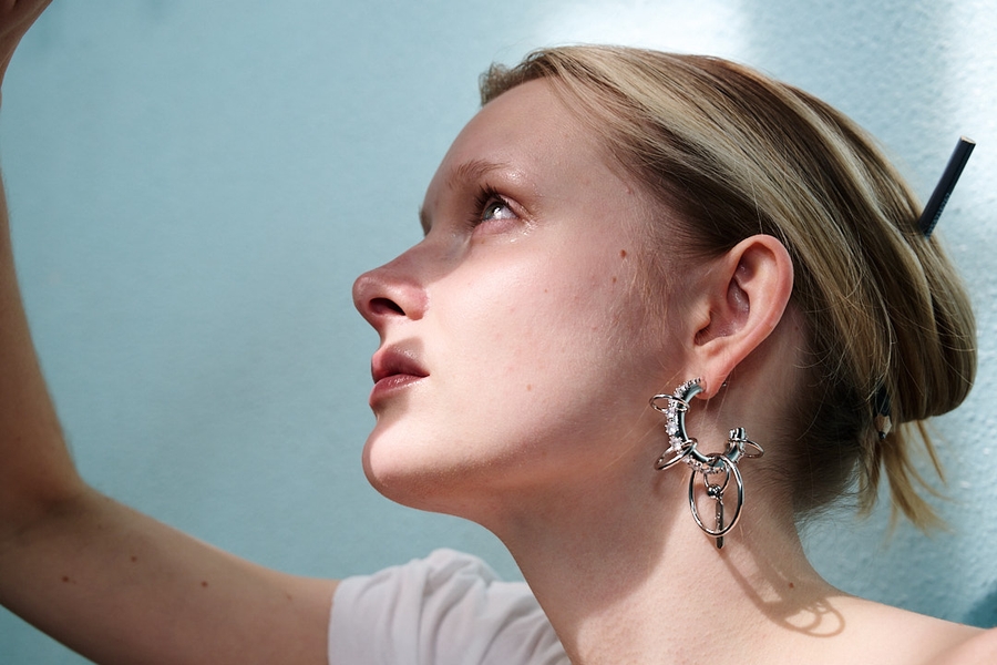 Top Timsto, Earrings Justine Clenquet

