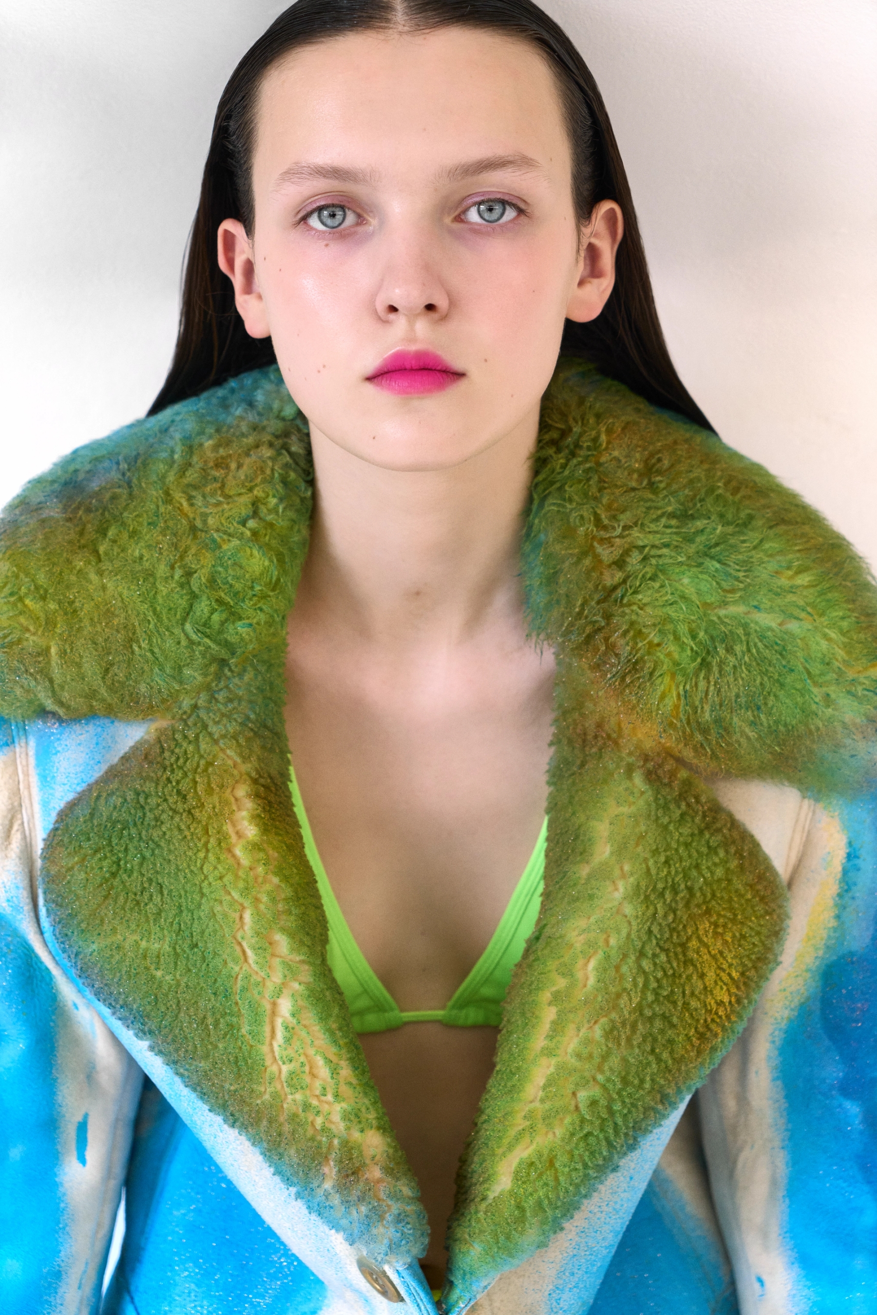 Bikini top Stylist own, Coat Simon Cracker 
