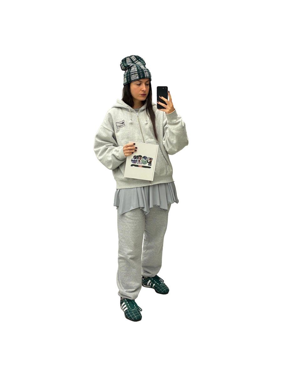 Hoodie Stussy x Nike, Dress Gimaguas , Trousers Stussy, Shoes Adidas, Hat F*cking Awesome | Book: Peas by Grégory Clavijo and Chus Antón