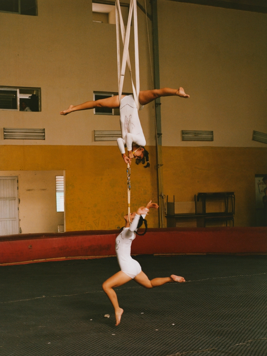 Lauren Llaguno Gutiérrez and Leira Novi Castaño Risco perform an aerial.
