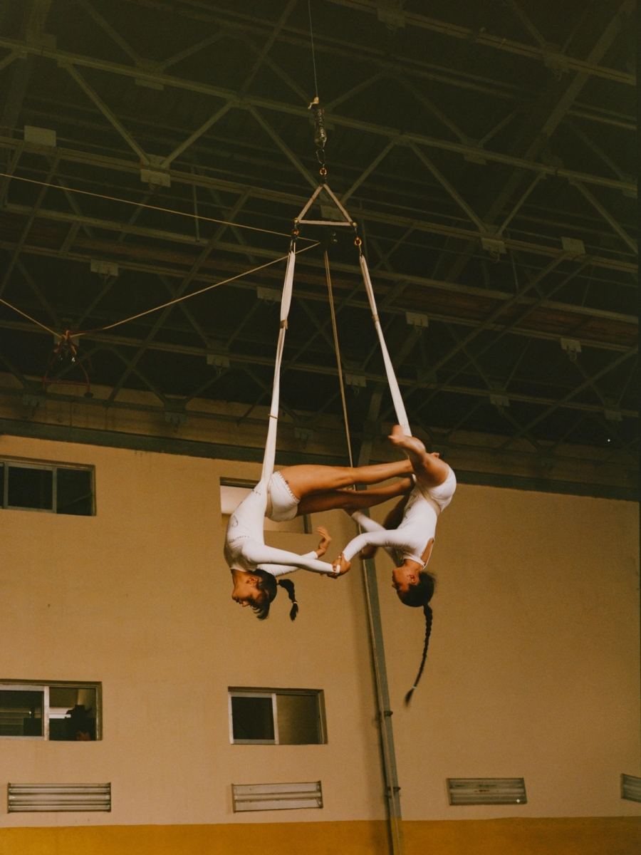 Lauren Llaguno Gutiérrez and Leira Novi Castaño Risco perform an aerial.
