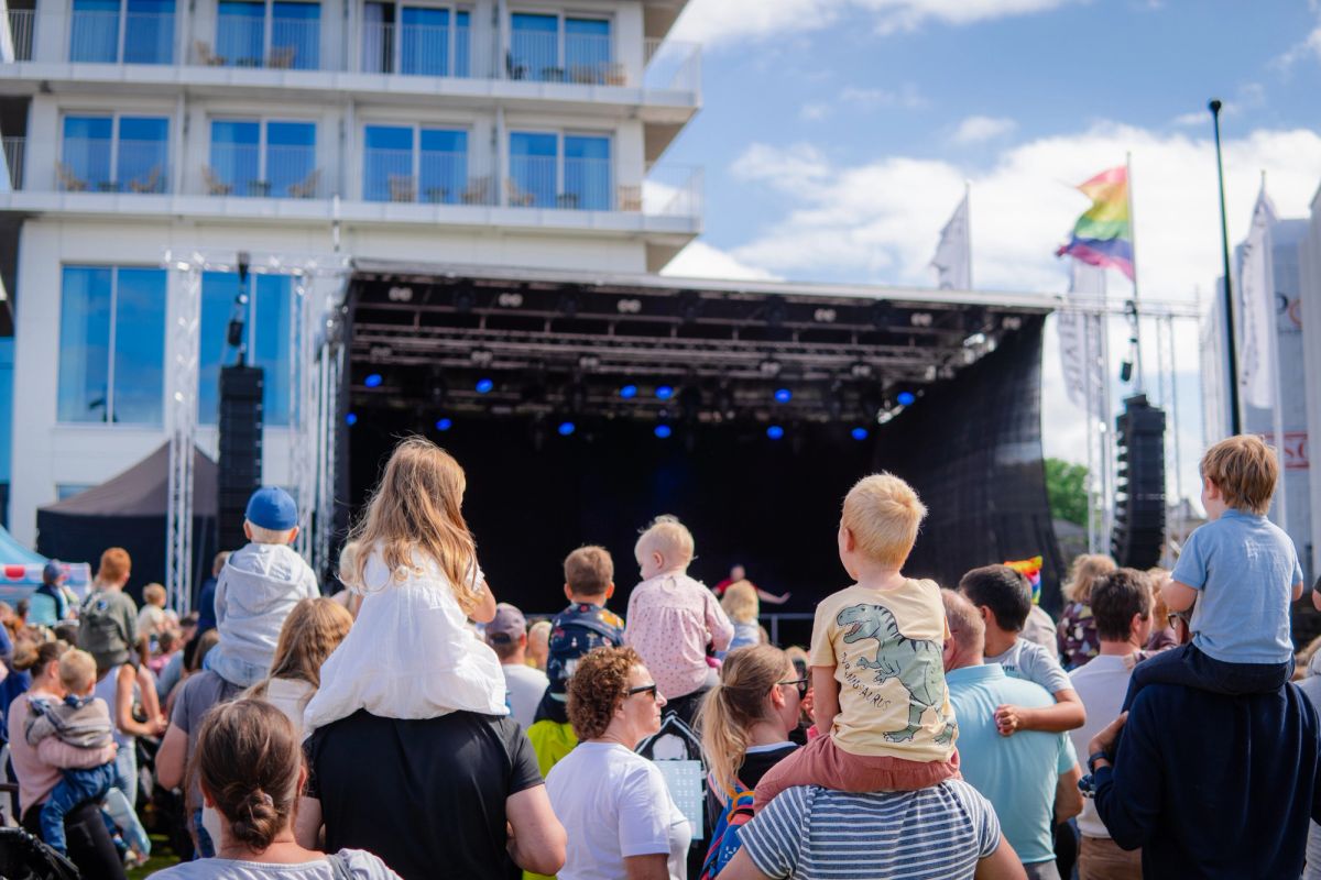 Fotografi av masse voksne og barn under en festivalen Walk in the park