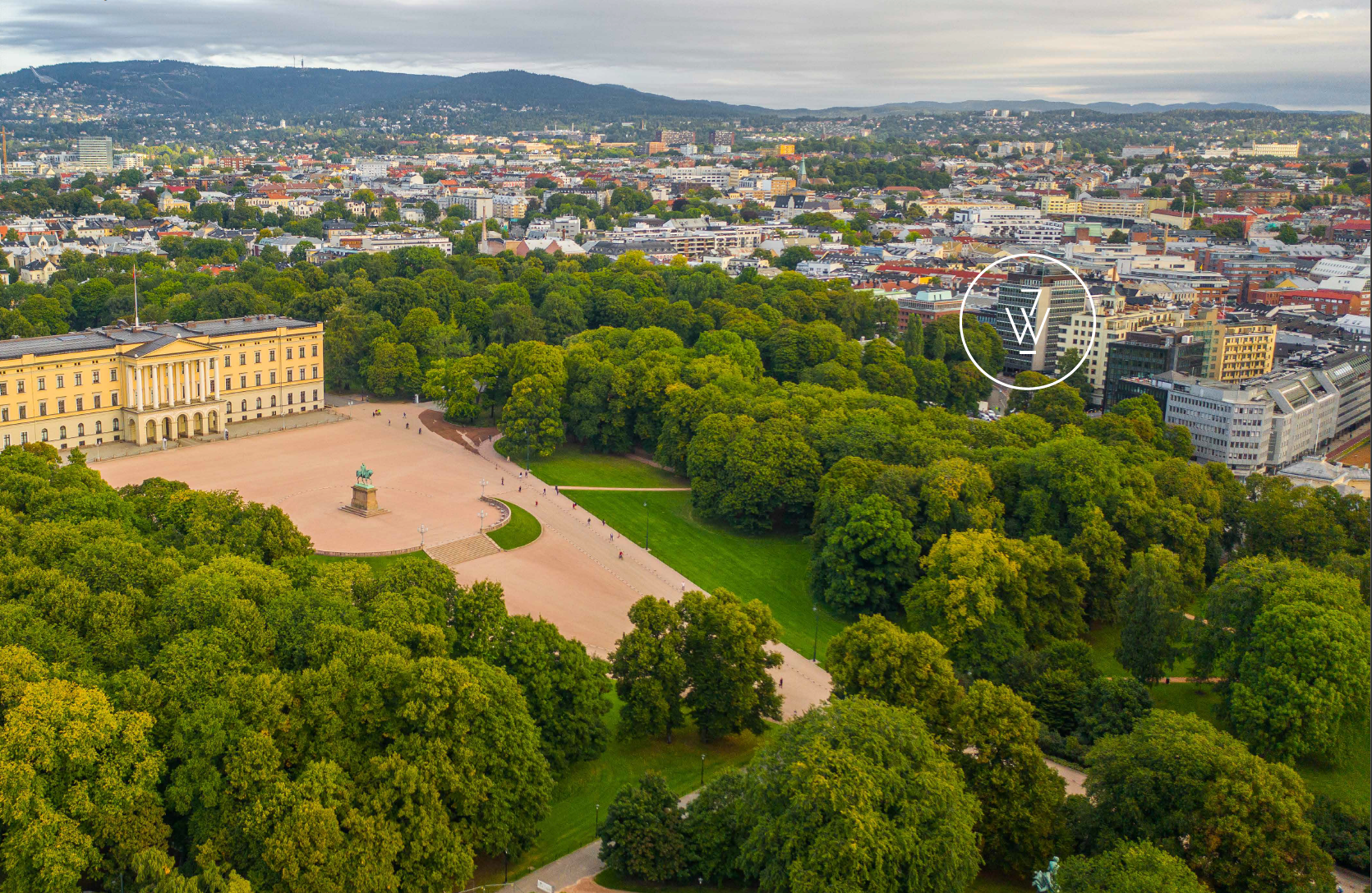 Dronebilde av Slottet og slottsparken hvor bygget er markert 