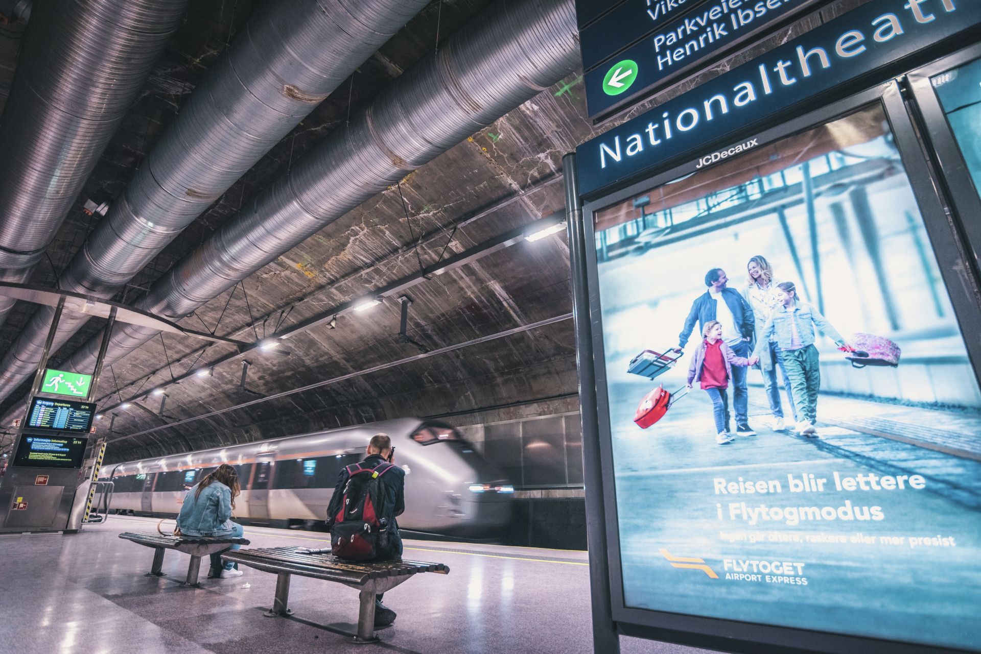 Tog på Nationaltheateret stasjon 