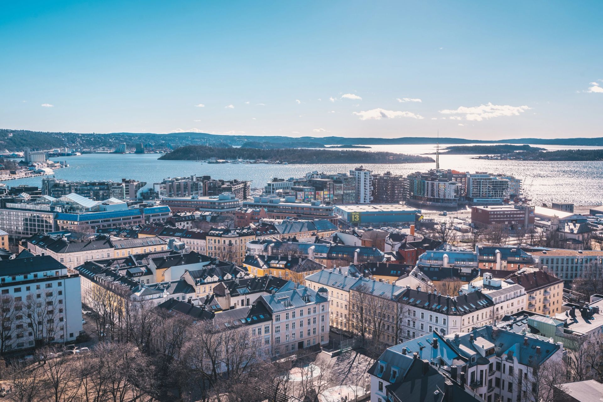 Utsikt fra toppen av Indekshuset. Man ser toppen av bygninger og utover Oslofjorden på sommeren i fint vær