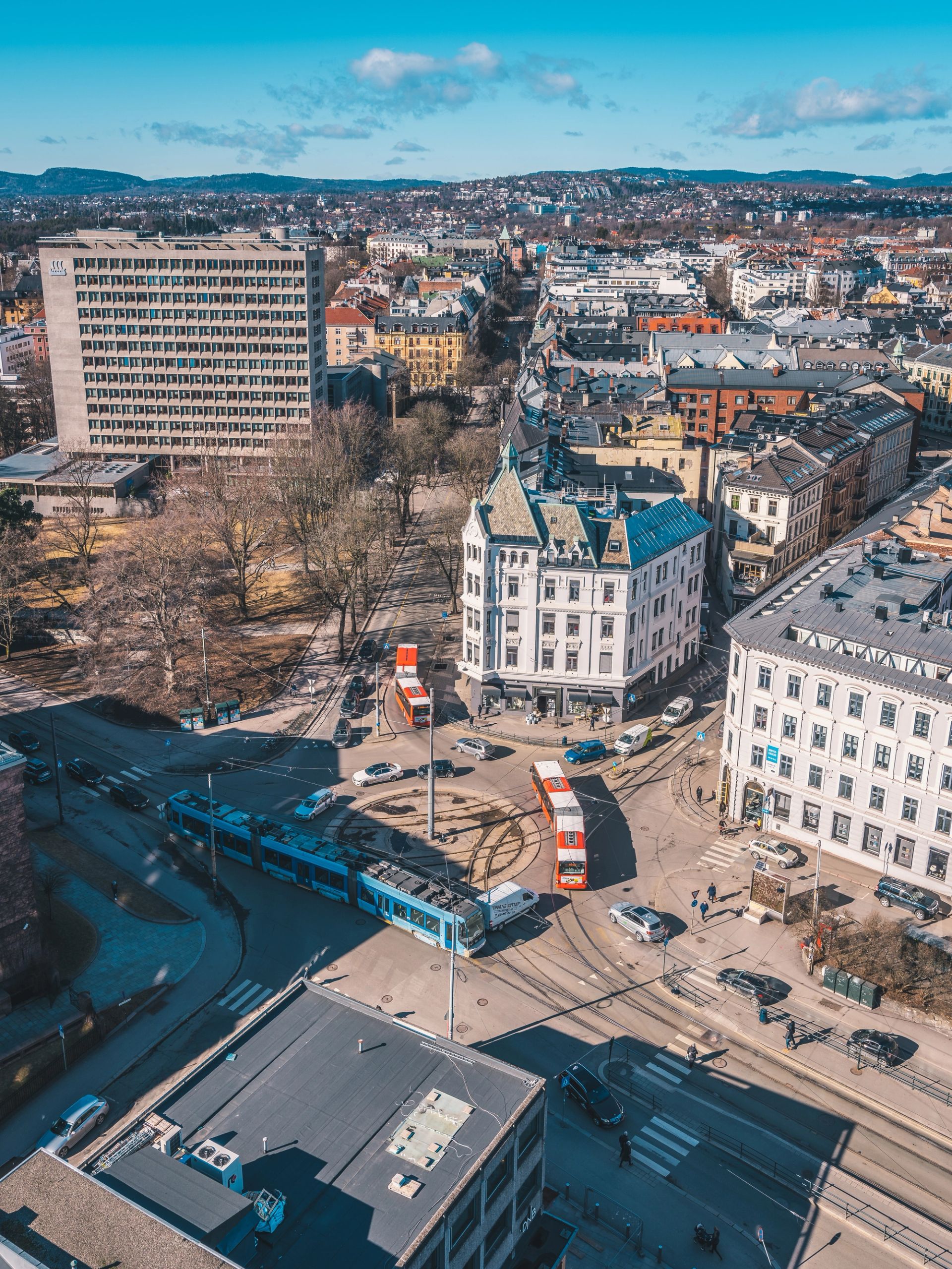 Utsikt retning Solli plass. Trikk og buss på gateplan.