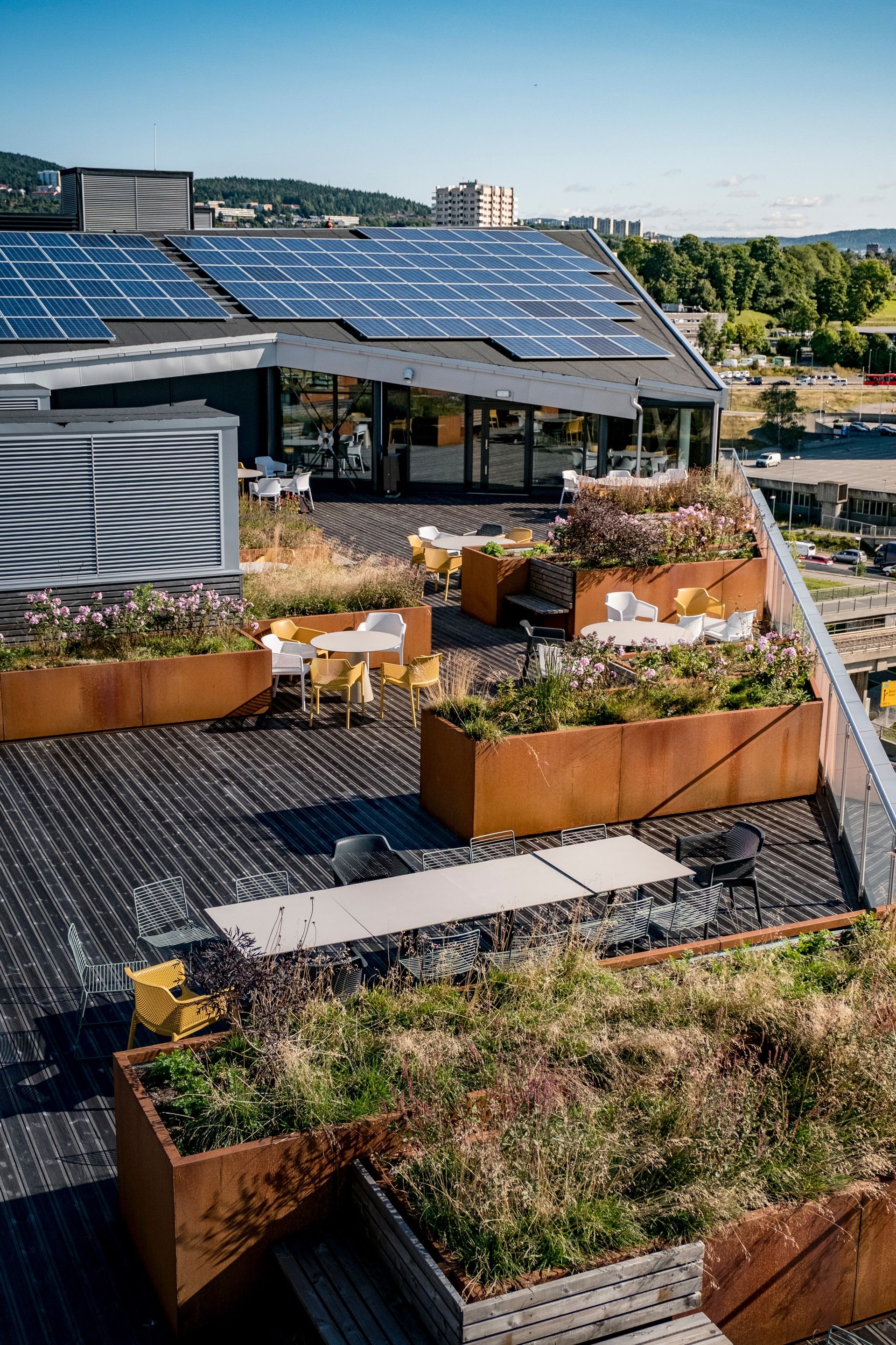 Takterasse med beplantning og solceller på taket 