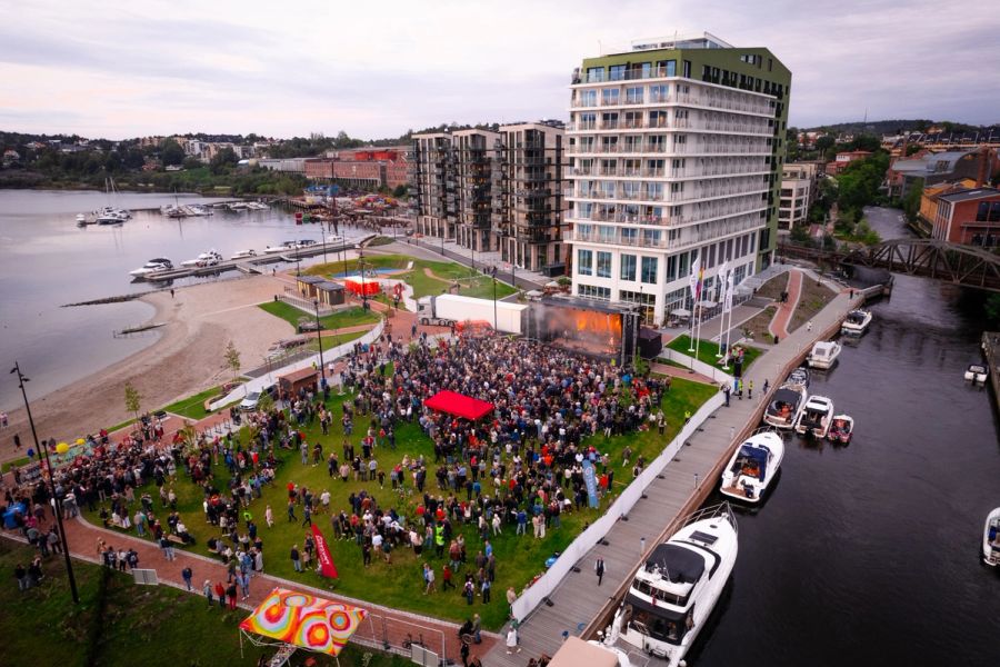 Folkeparken Rabben i Moss fullt med mennesker under Hellbillies-konserten