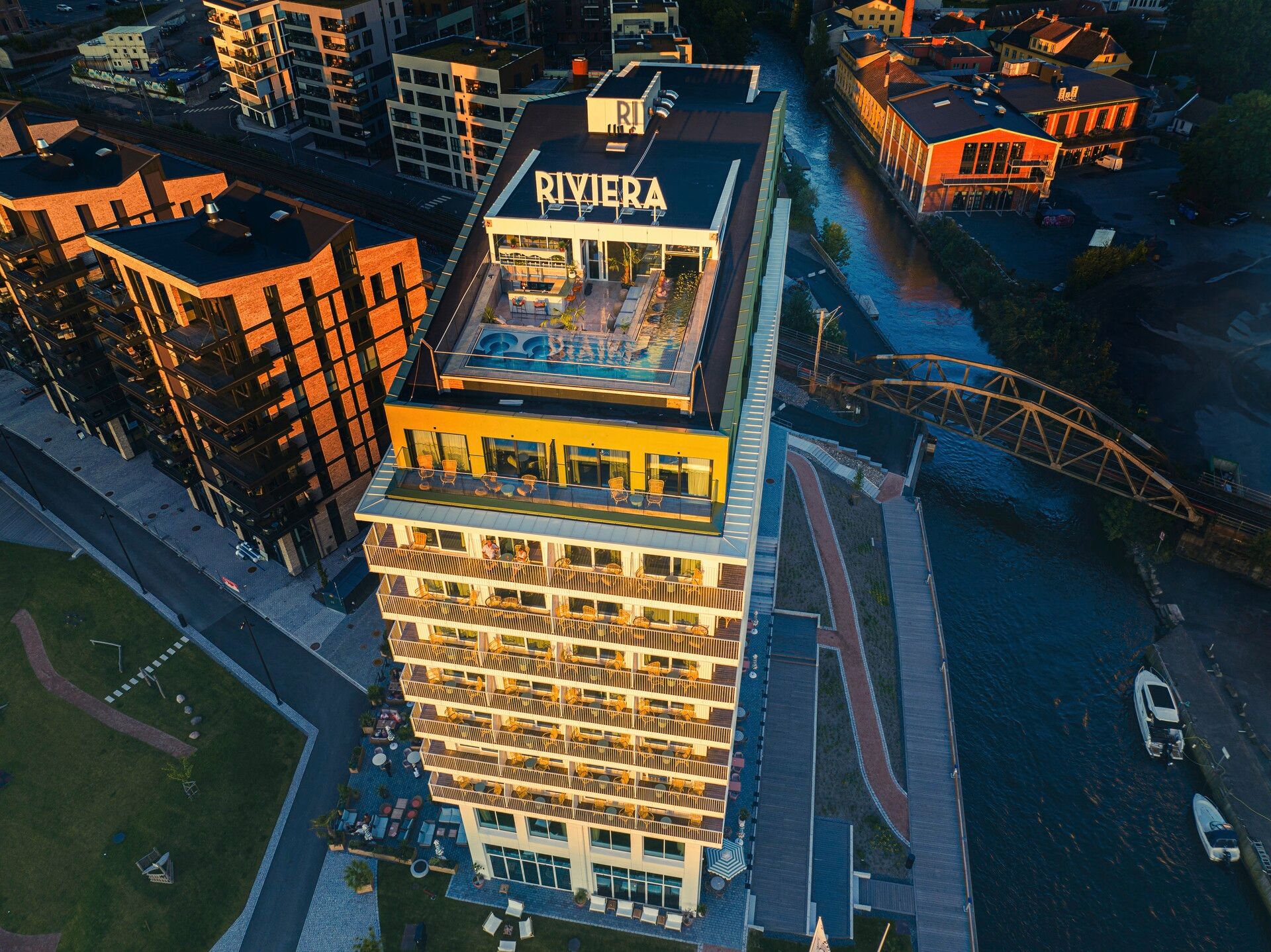 Fasaden til Hotel Riviera sett ovenfra