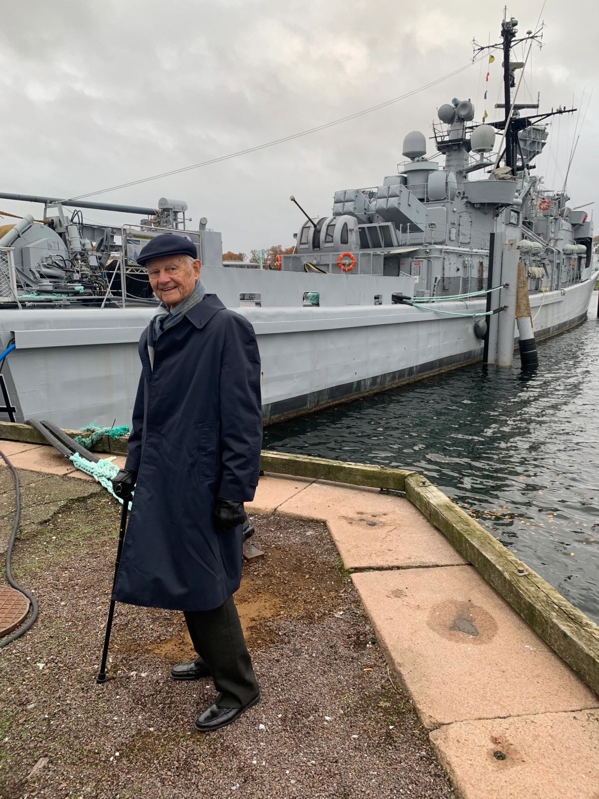 Ove Dines Høegh foran veteranskipet KNM "Narvik" 
