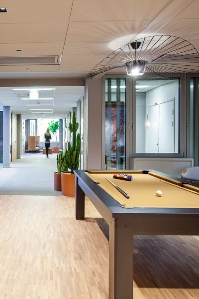 Åpent og lyst inngangsparti med moderne innredning
