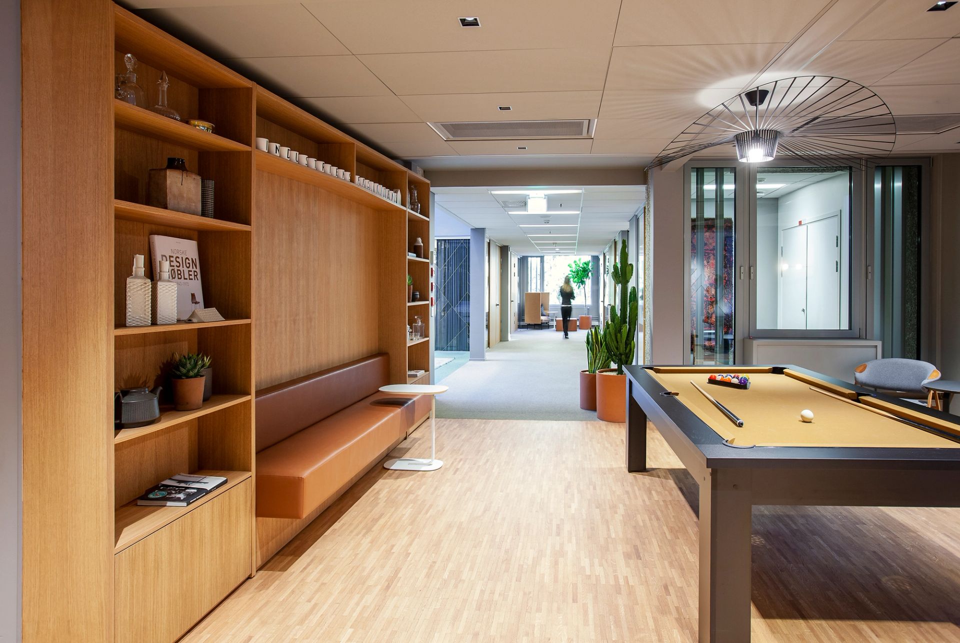 Åpent og lyst inngangsparti med moderne innredning