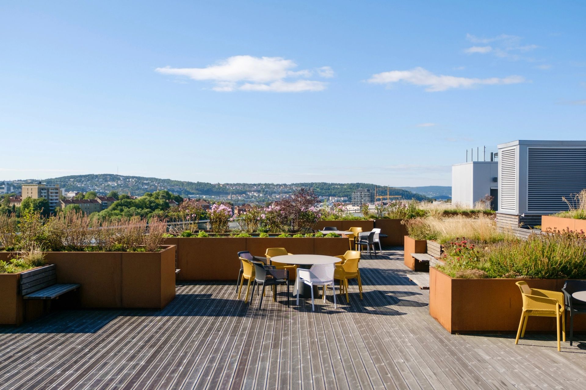 Takterasse med beplantning og solceller på taket 