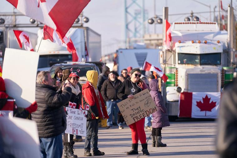 Her blokkeres veien av demonstranter i Windsor, Ontario, Canada. 