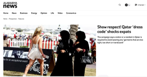 Bildet viser en faksmile av en artikkel på Al Arabiya News med tittelen «Show Respect! Qatar 'dress code' shocks expats». Artikkelen er illustrert med et bilde som viser en lettkledd kvinne gå forbi to kvinner i burka. 