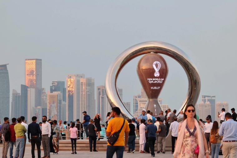 Bilde tatt i oktober 2022 viser en folkemengde som har samlet seg foran en klokke som teller ned til VM i Qatars hovedstad Doha. 
