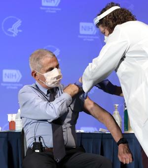 Her tar Anthony Fauci vaksinen fra Moderna mot koronaviruset den 22. desember 2020.