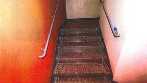 Trappeoppgangen der voldtekten ifølge kvinnen fant sted.