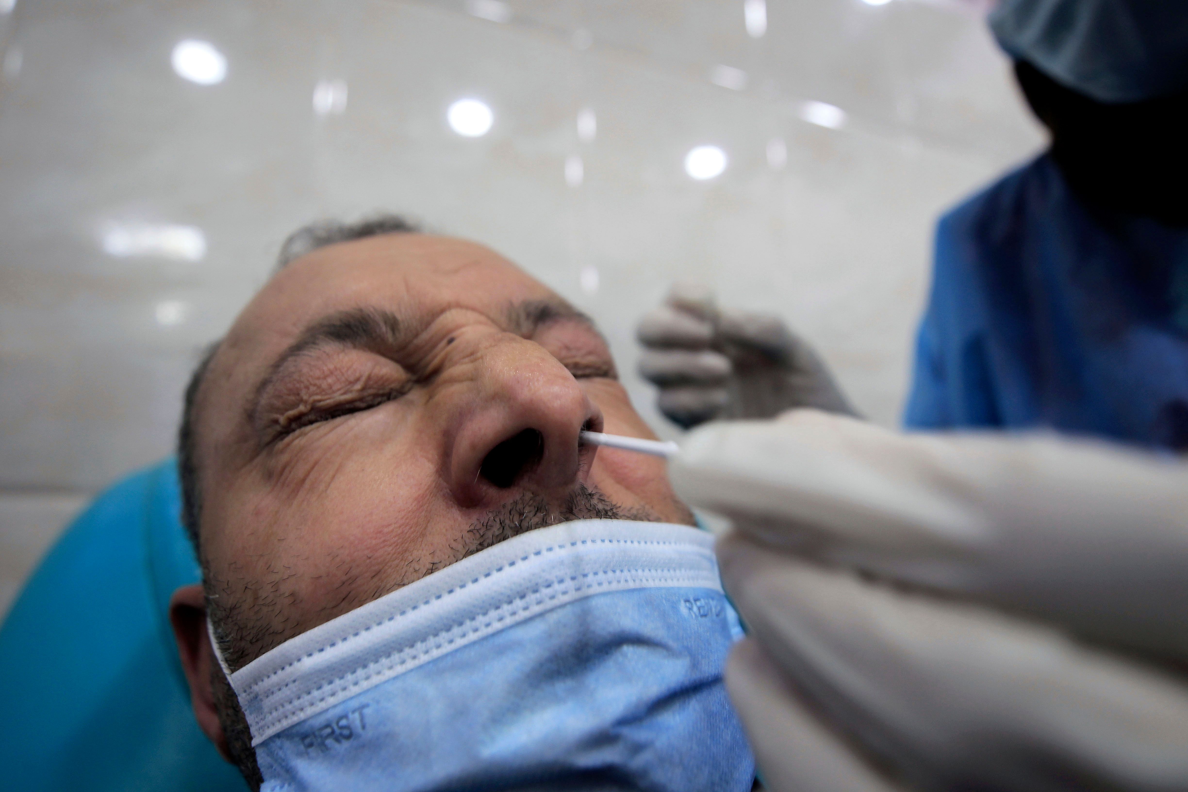 En mann i Algerie blir testet for koronavirus.