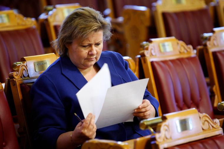 Som parlamentarisk leder for Høyre, refset Erna Solberg den rødgrønne regjering for ikke å møte i spørretimen.
