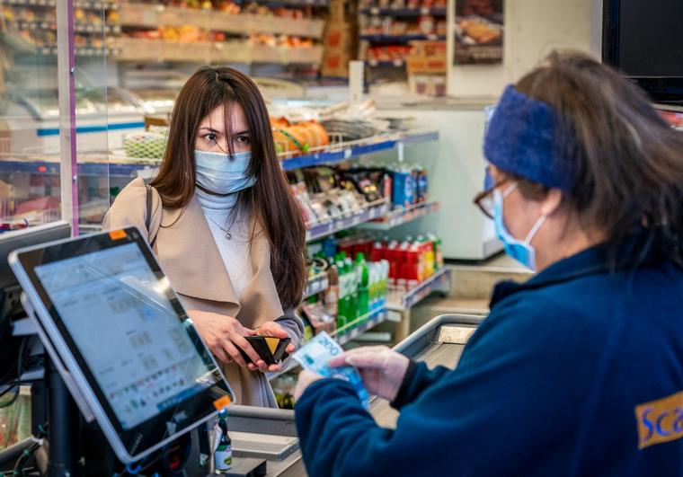 Munnbind har vært anbefalt blant annet i butikker og på kollektivtransport i flere norske byer der smittetrykket har vært høyt.