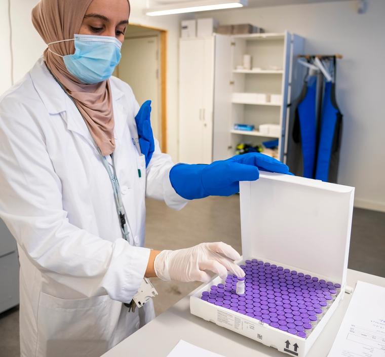 De første vaksinedosene kom til Norge i romjula. Her gjør avdelingsleder Samira Benaissa ved sykehusapoteket i Oslo klar doser for utsending til sykehjem.
