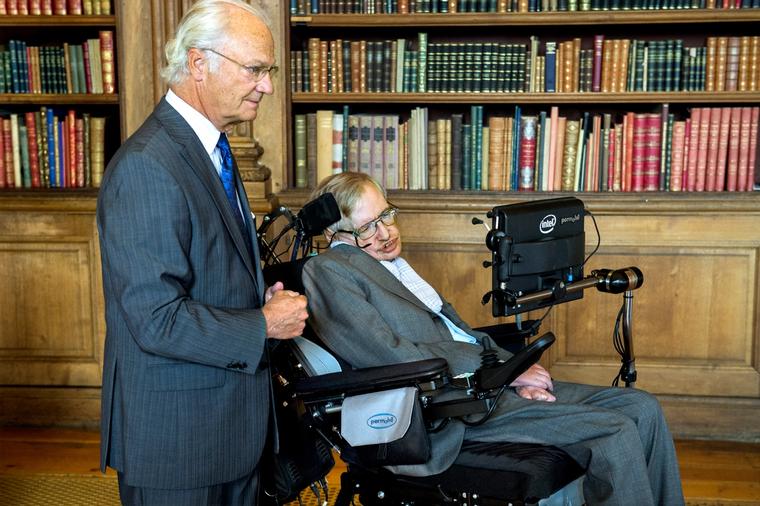 Fysiker Stephen Hawking besøkte den svenske kongen på slottet i Stockholm i 2015.