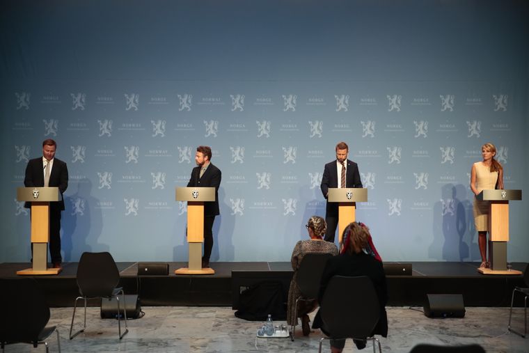 Koronapressekonferanse med (fra venstre) Espen Rostrup Nakstad, arbeidsminister Torbjørn Røe Isaksen, helseminister Bent Høie og Line Vold fra Folkehelseinstituttet.