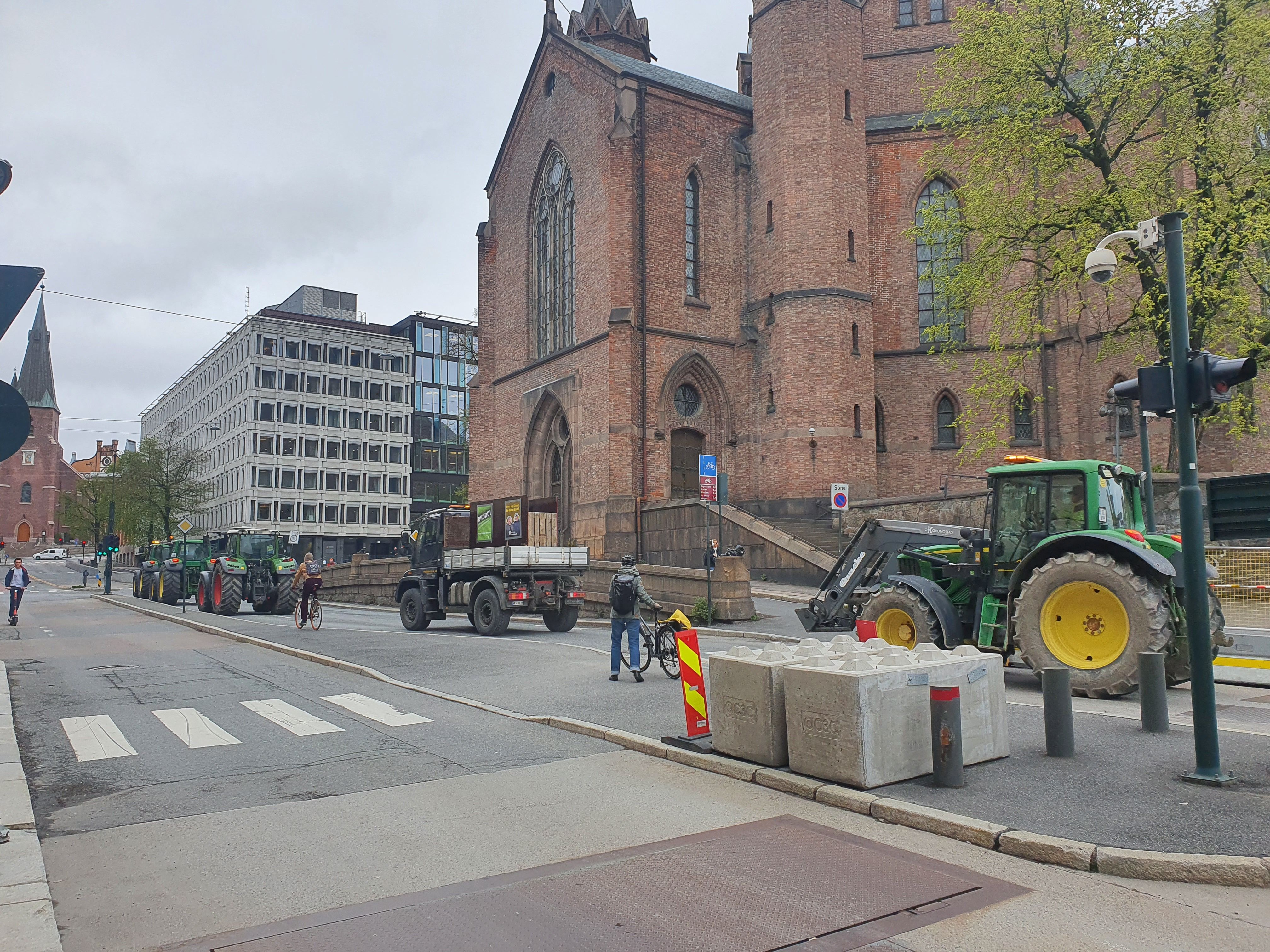 Norske bønder viste sin misnøye med statens tilbud tirsdag 11. mai. Mange kom kjørende med traktor.