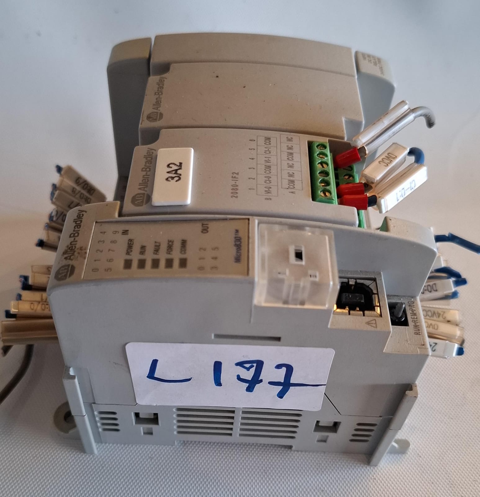 Controlador Lógico Programável Allen-Bradley Micro830 2080-LC30-16QWB + Módulo de Entrada Analógica 2080-IF2