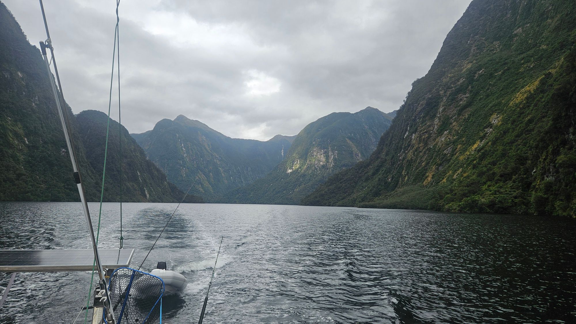 Halfway down Crooked Arm, dinghy in tow