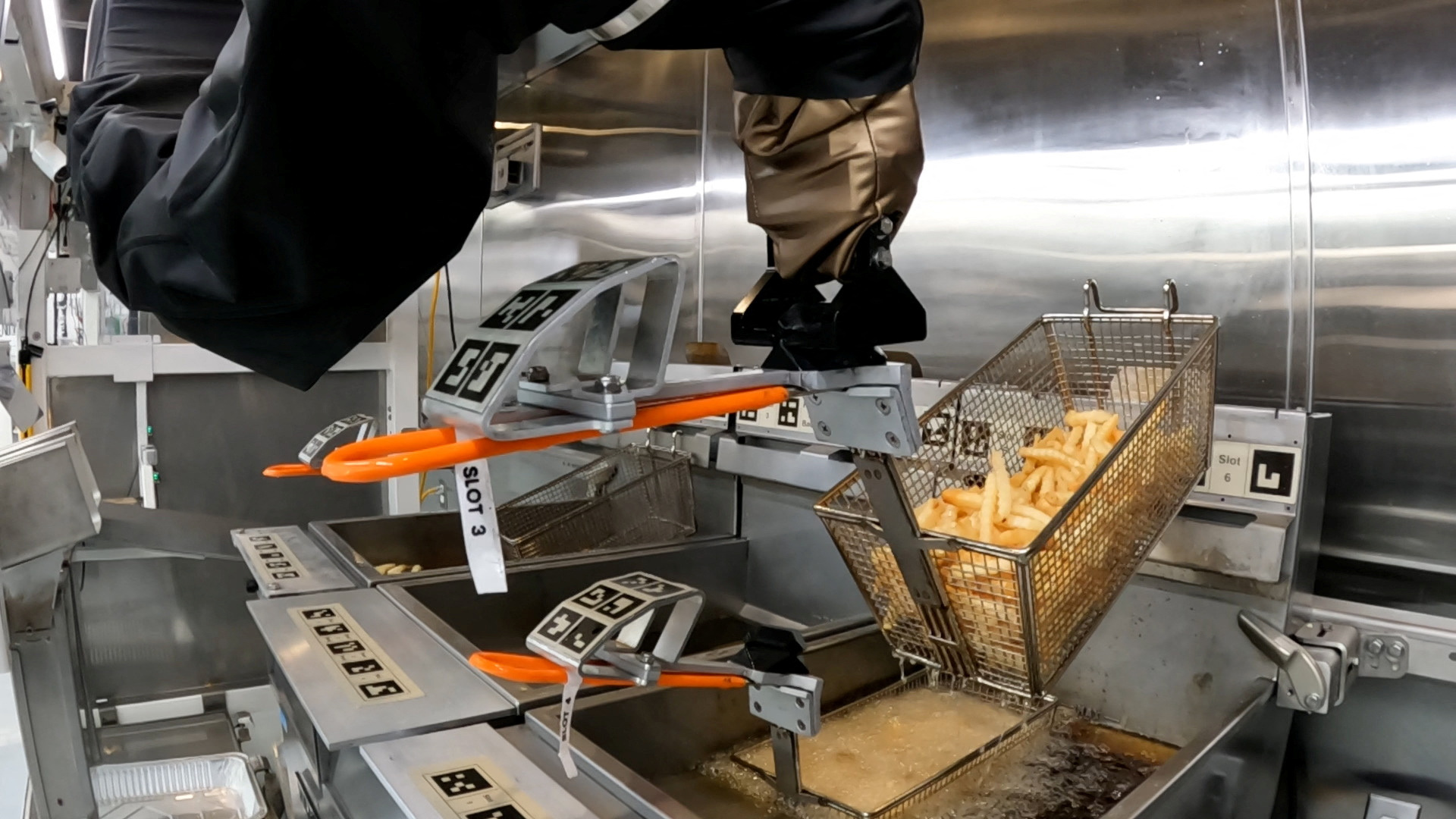 Robot frying chips