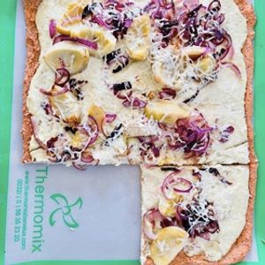 Photo de Pizza aux lentilles corail, sans gluten, crème de fêta/artichaut