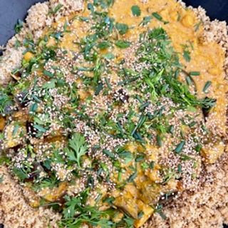 Photo de Aubergines et pois chiches aux épices, couscous de blé ancien