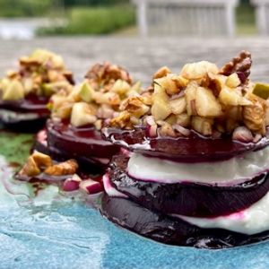 Photo de Betteraves rôties garnies au Rochefort, crunchy de noix et poires