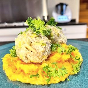 Photo de Boulettes de haché au panais, écrasé de pommes de terre et carottes, sauce verte