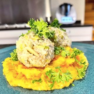Photo de Boulettes de haché au panais, écrasé de pommes de terre et carottes, sauce verte