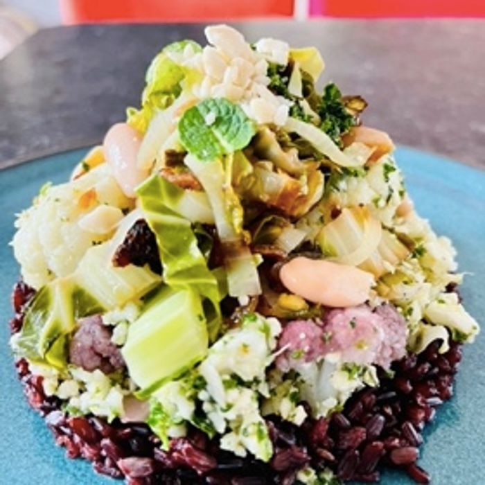 Photo de Chou-fleur cru et cuit, haricots blanc et riz noir aux herbes du jardin