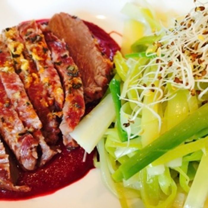 Photo de STEAKS DE BOEUF À 85° SUR UNE CRÈME DE BETTERAVE ROUGE À L'ORANGE, TAGLIATELLES DE POIREAUX AU PERSIL