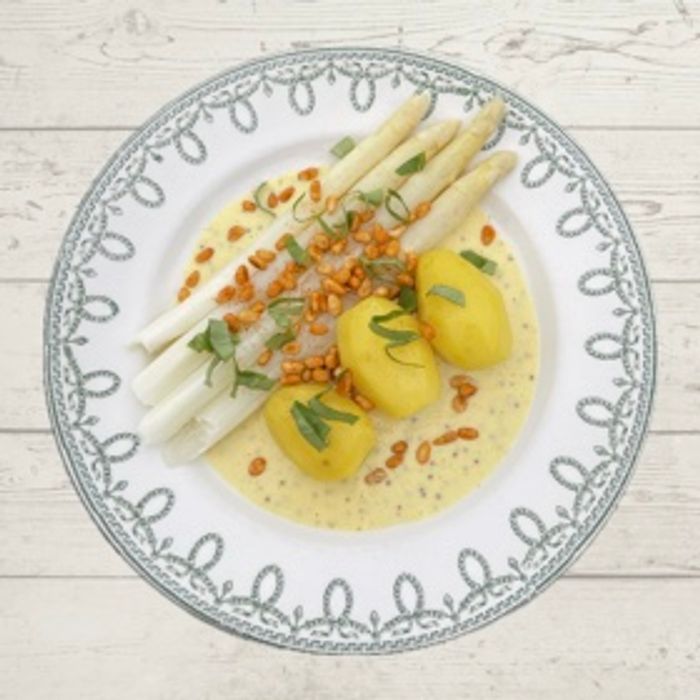 Photo de Asperges et pommes de terre, crème à l'ail
