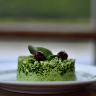 Photo de Tartare de brocoli et roquette sur un lit de crème de petits pois au parmesan et à la menthe